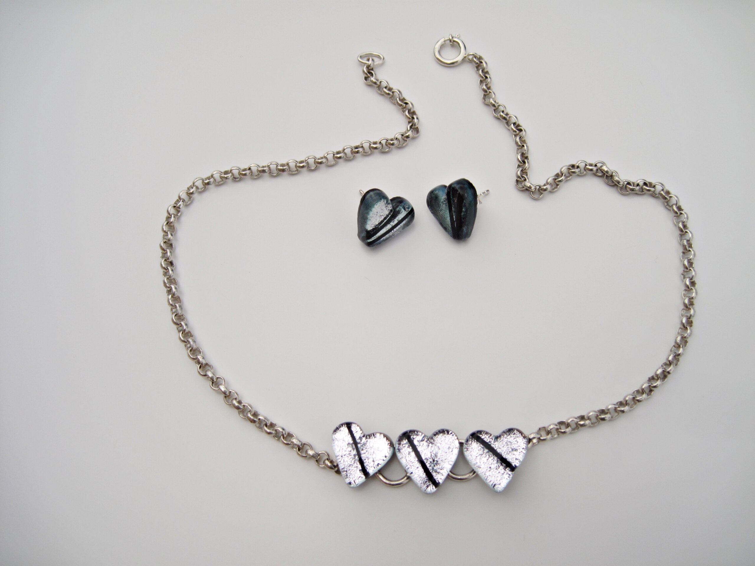 Sølvkjede med hjerter