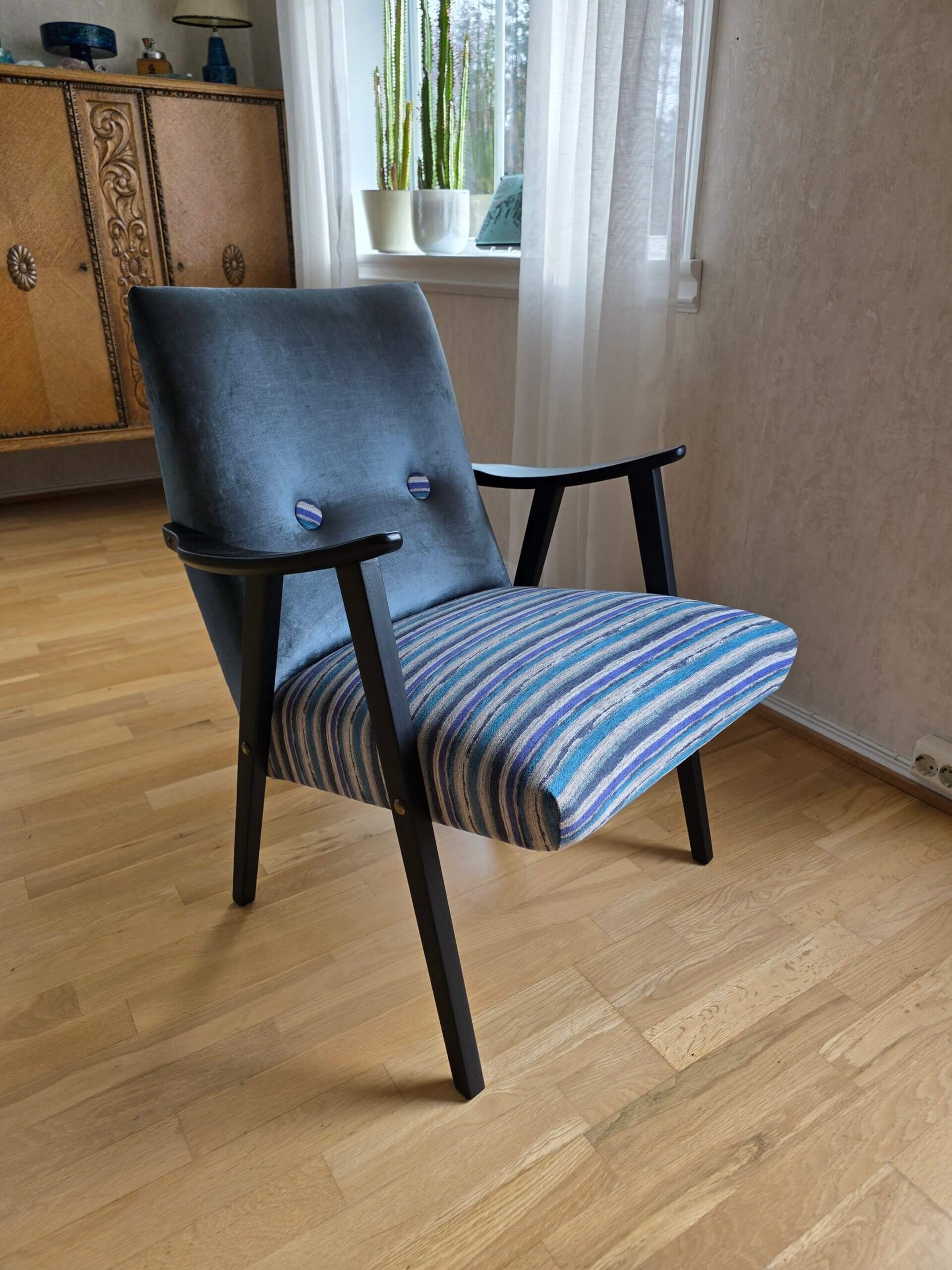 Lavrygget lenestol i klassisk skandinavisk stil